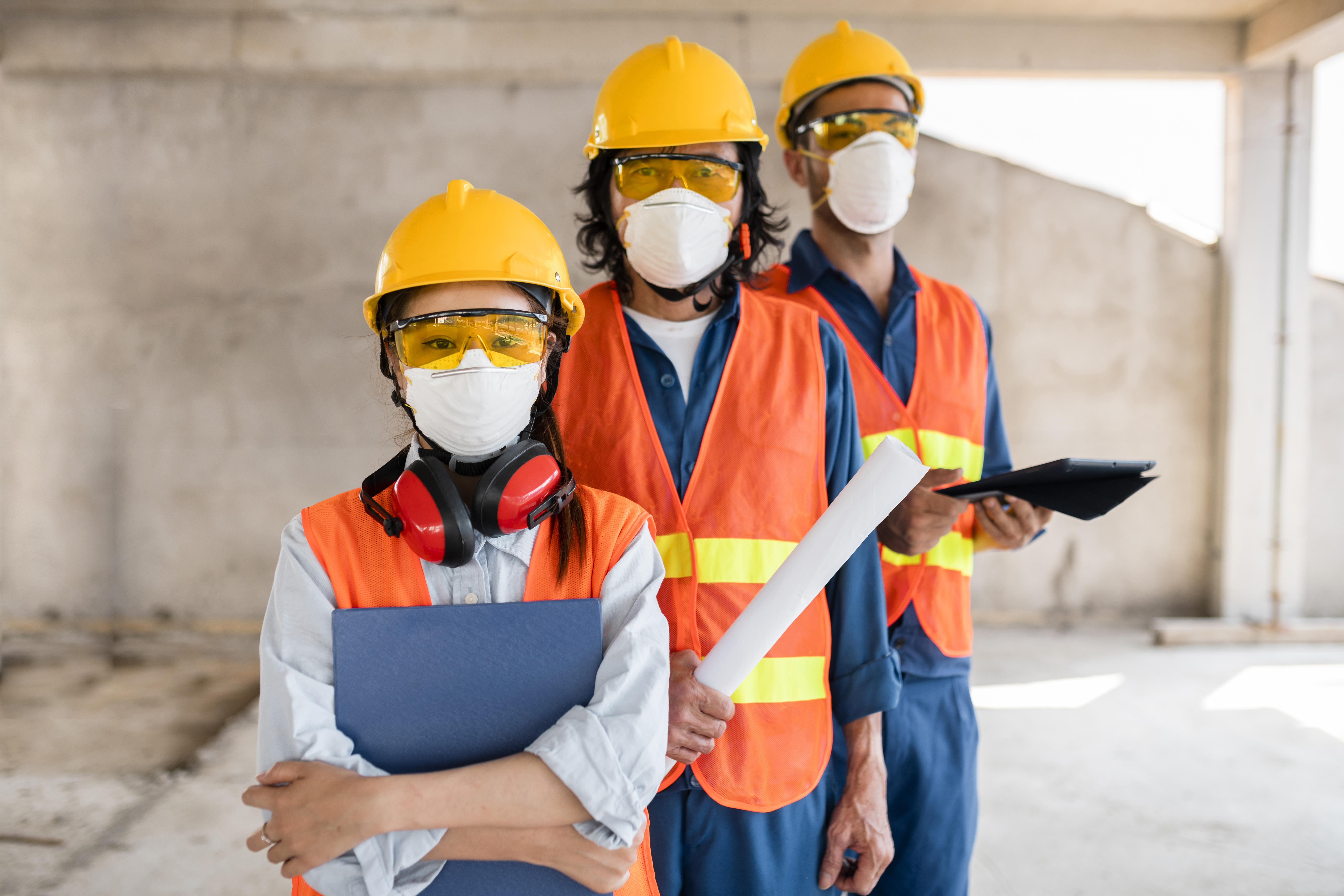 Profesionales de Higiene Ocupacional con equipo de protección